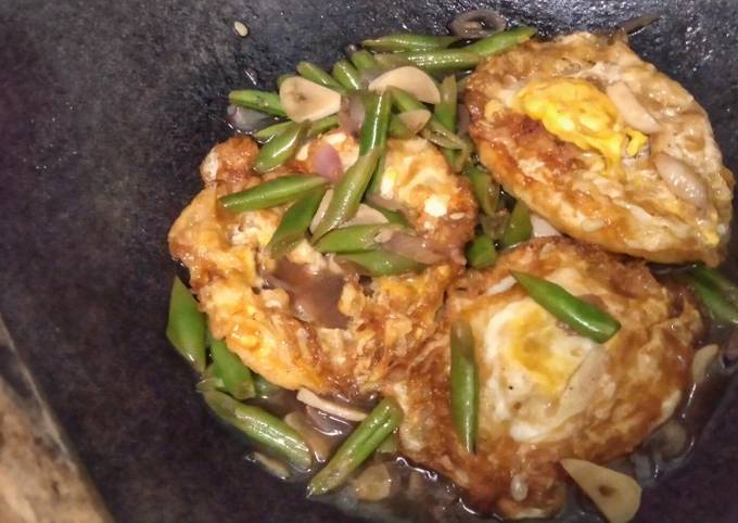 sunny side up eggs and green beans in butter sauce recipe main photo