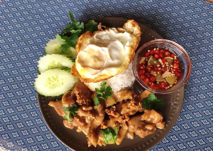 thai garlic pepper chicken kai pad gratiem prik thai thaichef food recipe main photo