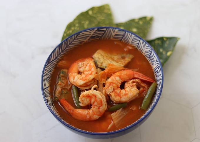 thai geang som kuung thai sour curry with shrimp and carrot tips omelette recipe main photo