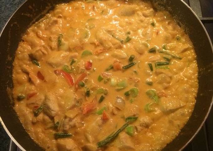 thai red curry with chicken recipe main photo