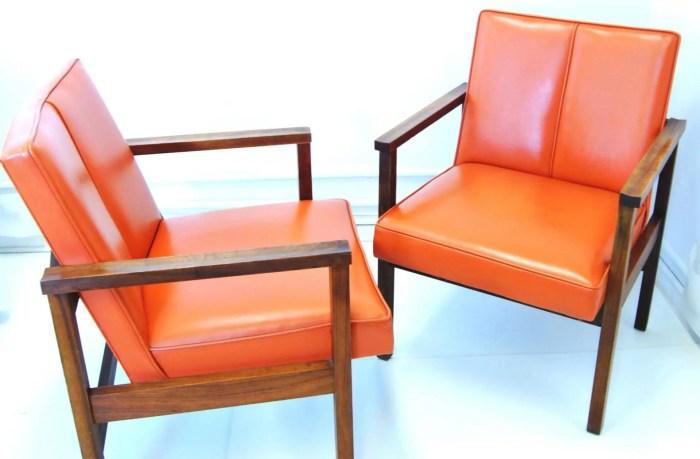 mid century modern teakwood vinyl arn chairs 014